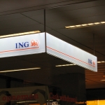 ING Schiphol signing - Voor ING is reclame signing ontwikkeld waarbij rekening wordt gehouden met de geldende reclame eisen van Schiphol