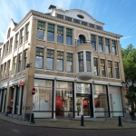 Gouda Wijdstraat nieuwe situatie - Nadat de bouwvergunning is verkregen is het panden volgens plan omgebouwd tot een ING bankwinkel