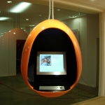 Blob - Voor de inrichting van de ING bankwinkel is een kenmerkende internetzuil ontwikkeld die kan roteren om zijn as