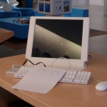 Monitor - Voor de balies zijn 360 graden roterende monitoren ontwikkeld waardoor de klant en winkelmedewerker gemakkelijk kunnen overleggen