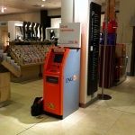 Bijenkorf Eindhoven Piazza - Voor de Bijenkorf is een lobbyautomaat geplaatst rekeninghoudend met de bestaande interieuroplossingen
