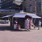 Een kiosk met een gemakswinkel